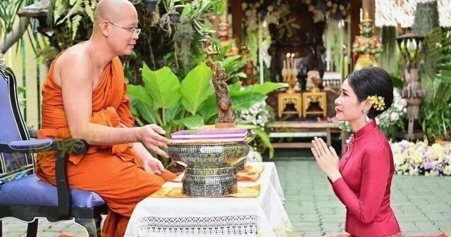 诗妮娜贵妃@泰国贵妃放下身段合影,却被身旁浓眉女子不屑一顾:有啥好得意的