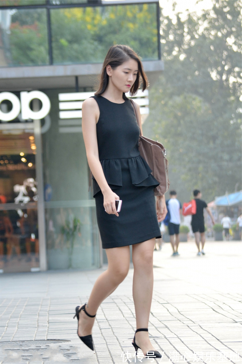 搭配|浅蓝色牛仔裤搭配黑白背心,活力十足