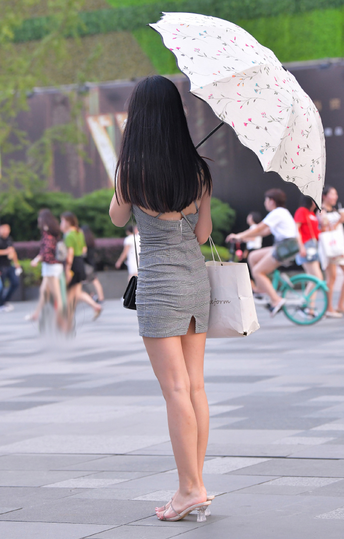 花连衣裙|街拍裙子的设计款式,时髦又显腿长!