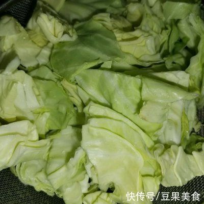 告诉你3个诀窍,在家也能做出奶香卷心菜炒午餐肉