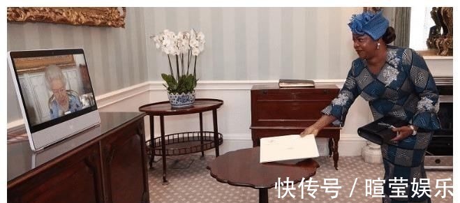 大红唇 伊丽莎白又开始打扮了!蓝色印花裙涂着大红唇营业,这是95岁吗?