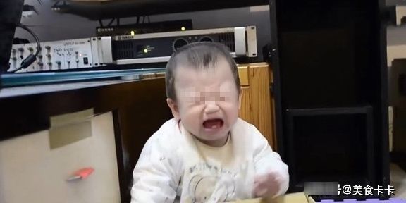 宝宝|1岁萌娃的睡功了得，妈妈叫醒后，被萌娃的反应笑喷了