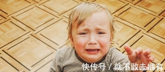 冰箱|一不留神,小宝的手就被冰箱门夹到了;孩子每天要面临多少危险?