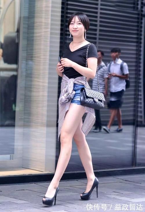 牛仔短裤 美女脚上踩着一双尖头的高跟鞋整体的搭配,就像一个魅力的女神