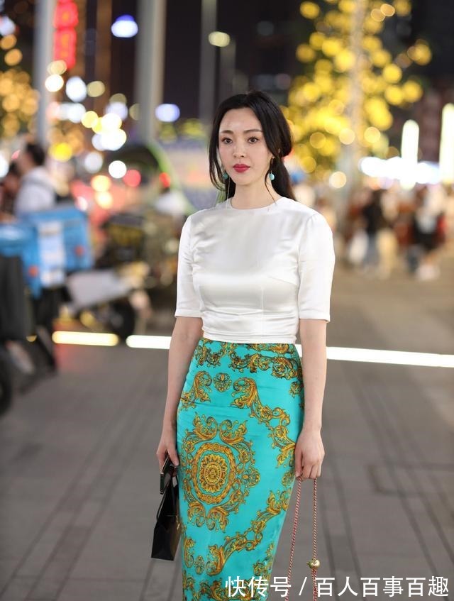 短袖衫 一身绸缎面穿搭,白色短袖衫配孔雀蓝绣花裙,优雅复古又魅力迷人!