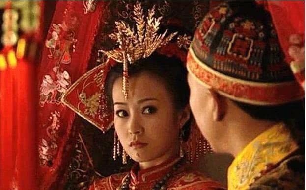 博尔济吉特氏|她是清朝唯一被废的皇后，身怀六甲被赶出宫，改嫁后却幸福一生