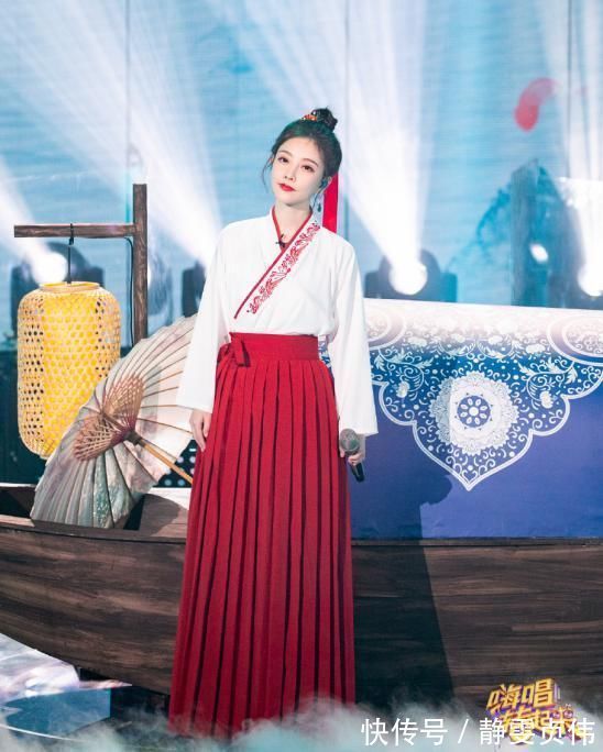 冯提莫短裙惊艳亮相，和赖美云等萌妹大秀舞技，网友：可以出道了