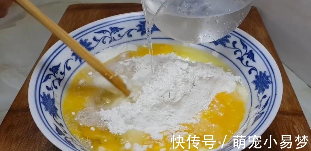 面粉这样做才好吃,撒2把芝麻,外皮焦脆又香甜,比面包烧饼好吃