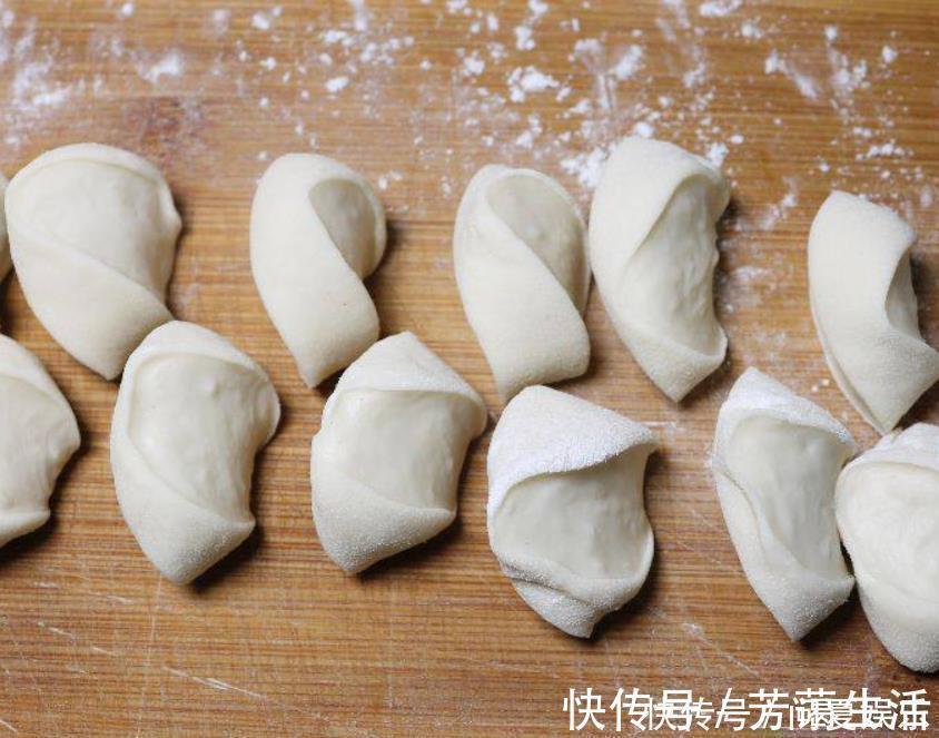 包饺子和面时,多加点这东西,饺子口感劲道光滑,怎么煮都不破皮