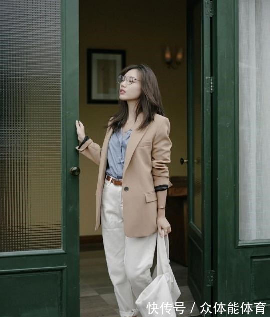 西服外套 还在为穿搭烦恼这些必备的衣服是首要的选择，百搭不易出错！