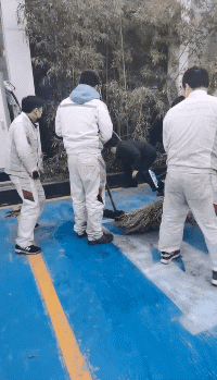 |搞笑GIF:叔叔,你还是把行李给我吧