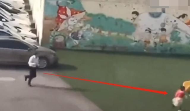 幼儿园|铃声已经响了，有个孩子还没到，老师往窗外看，忍不住笑