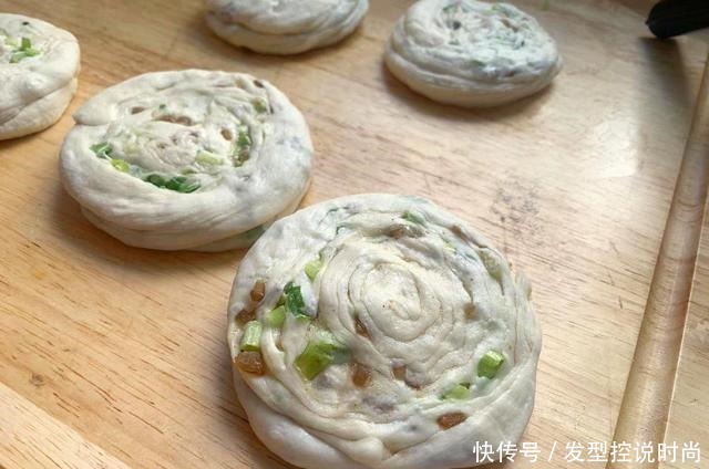 天冷,早餐女儿就爱这一口,外酥里软,一咬掉渣,顶饱又抗饿