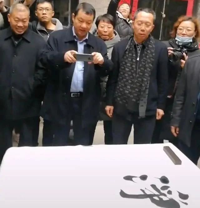 笔笔|“网红校长”郑强秀书法,字迹遒劲有力,端正大气,笔笔精彩