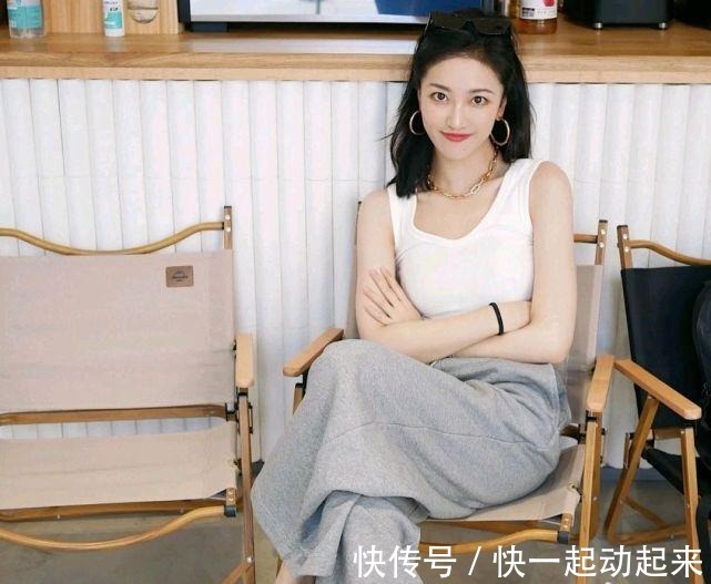 服装 越来越流行极简风穿搭，简简单单的穿搭风格，精致又高级