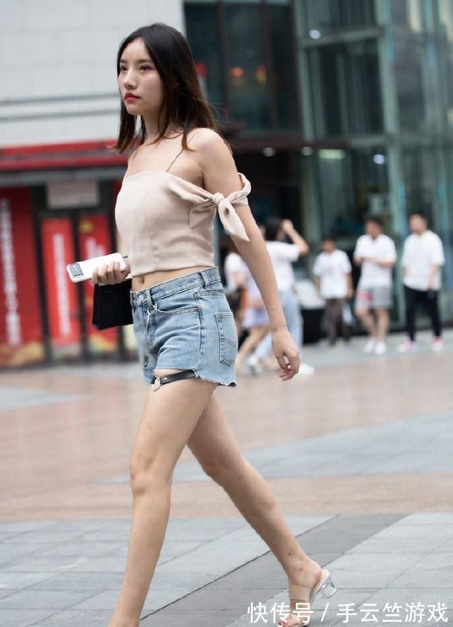 小姐姐 吊带上衣搭配牛仔短裤,这样搭个性又不失雅致,轻松穿出自信美!