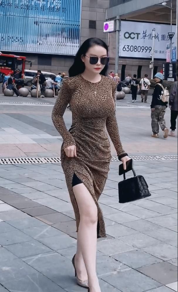 成熟|充满野性的造型，一袭豹纹长裙，尽显成熟女性范