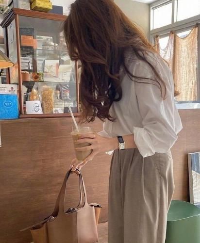 白衬衫看似基础又简单，实际很是美丽动人，搭配对了很重要