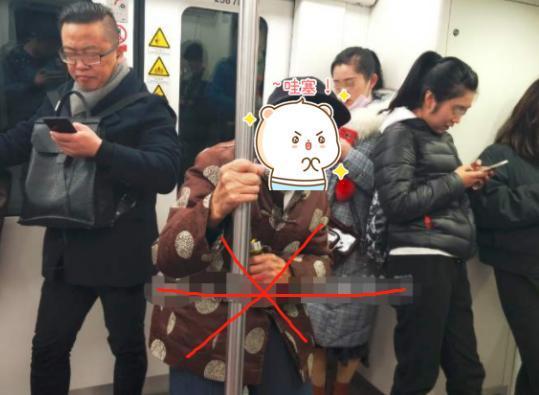 哺乳|地铁当众哺乳，95后妈妈被骂“不知羞耻”，陌生男人做法很解气
