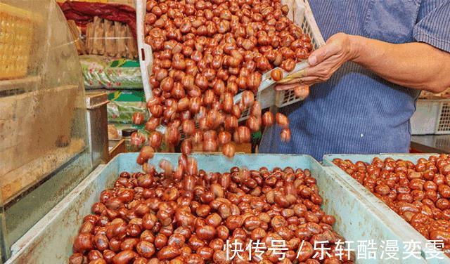 才知道,板栗去壳只需1个瓶盖,一秒一个,老农的方法太好用了