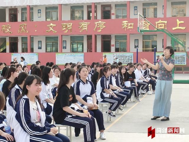 心理|曹州实验中学：心理专家进校园为高考学子减压