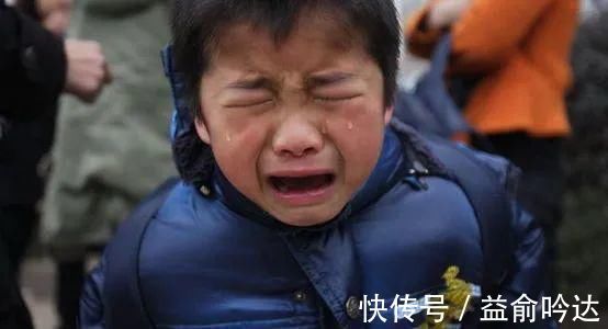 妈妈|“我不买了，妈妈别打了”，6岁女儿跪地求饶，失控的家长多可怕？