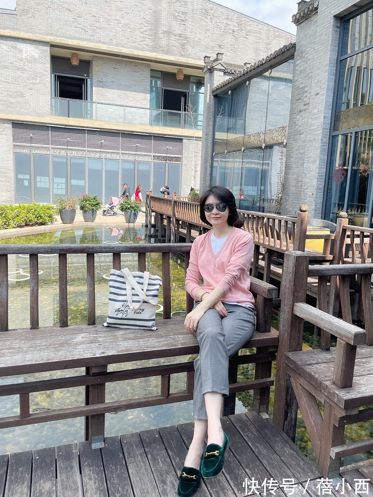 造型感|秋天，45+的女性别乱穿，这条“西裤”才是首选，高级简约又知性