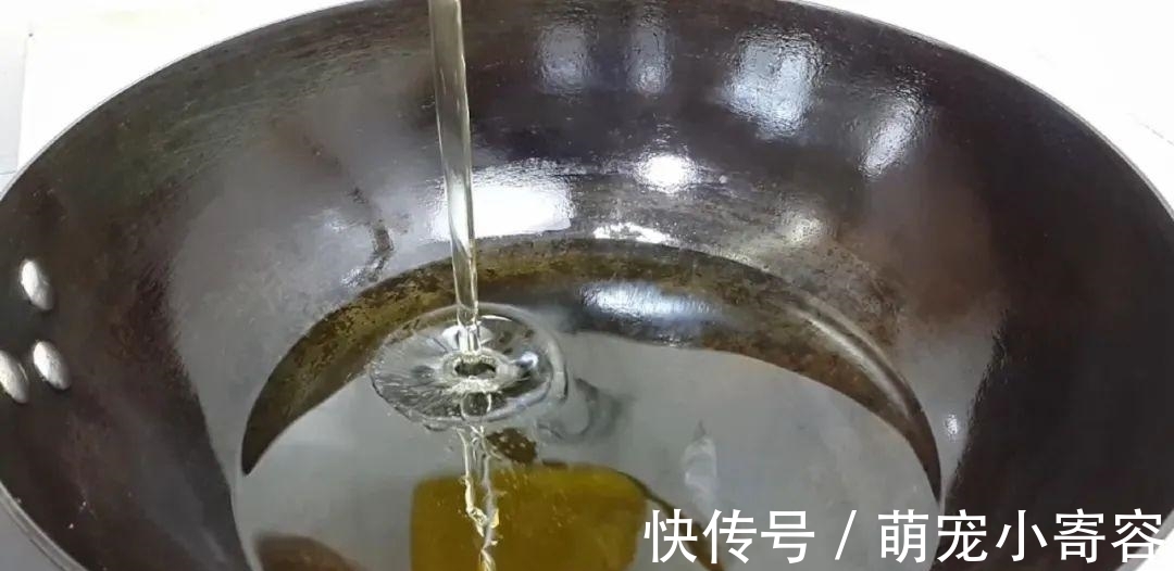 麻花|面粉别炸油条了，撒2把芝麻，外皮焦脆又香甜，比油条麻花好吃