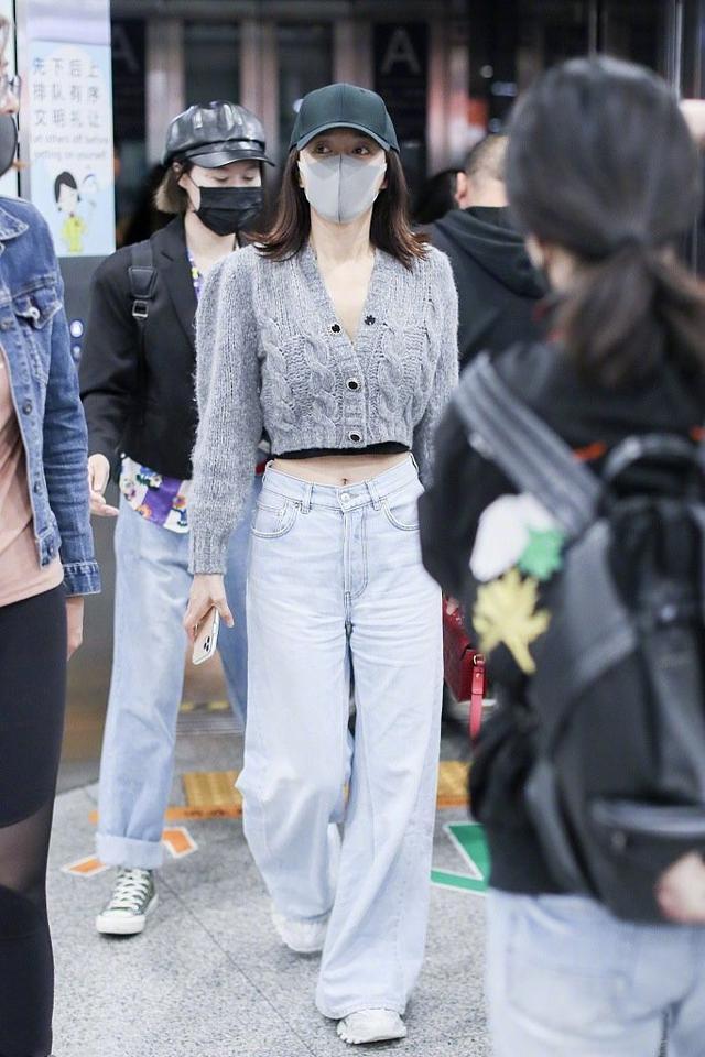 章若楠 秋天凉了别再露腿了,毛衣+长裤温暖又时髦,贼好看