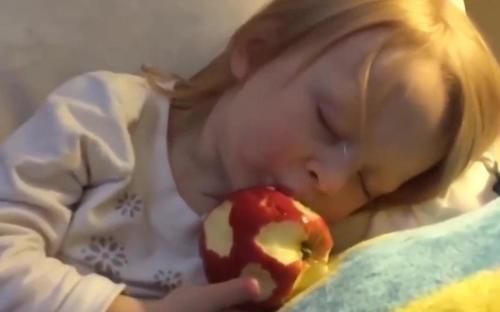 妈妈们|为何新生儿哈欠连天就是不睡?不是不困,而是家长的这些行为导致