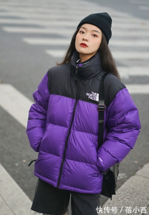紫色 羽绒服流行“穿短不穿长”,搭配半身裙真优雅、搭配牛仔裤真时髦