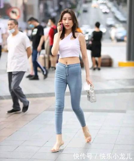 凉鞋 挂肩白色背心搭配紧身牛仔裤，修身时尚贴身舒适，很有独特感