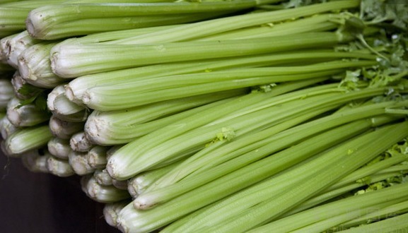 芹菜|人到中年 ,不妨多吃几种食物,润肠通便,呵护身体,提高免疫力