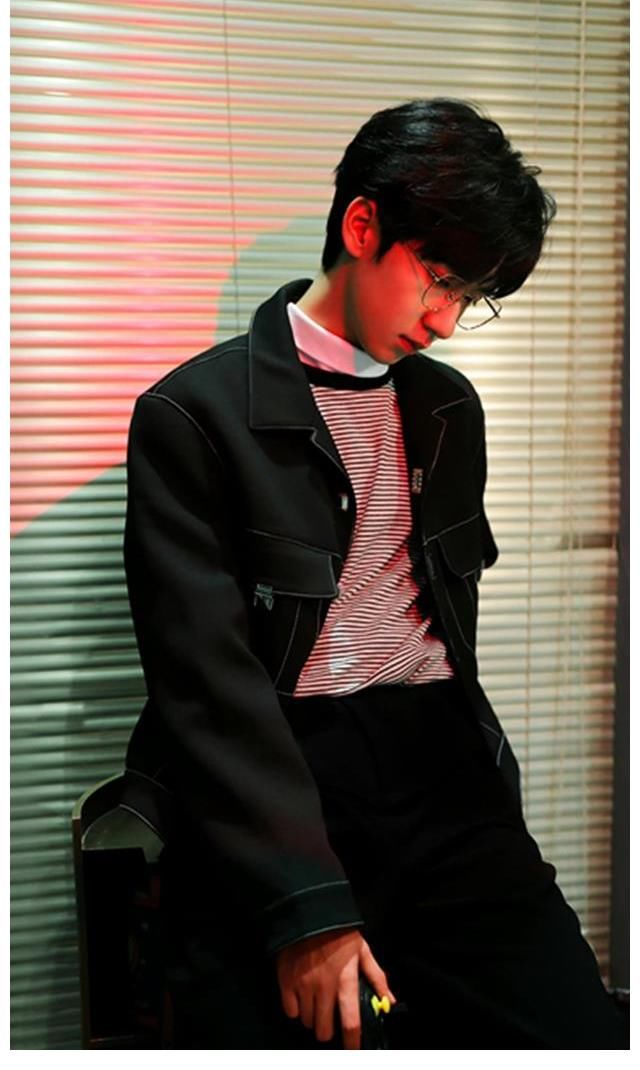 時(shí)代少年團(tuán)賀峻霖曬九宮格，牛仔衣搭配條紋內(nèi)搭，除了帥也說不出其他