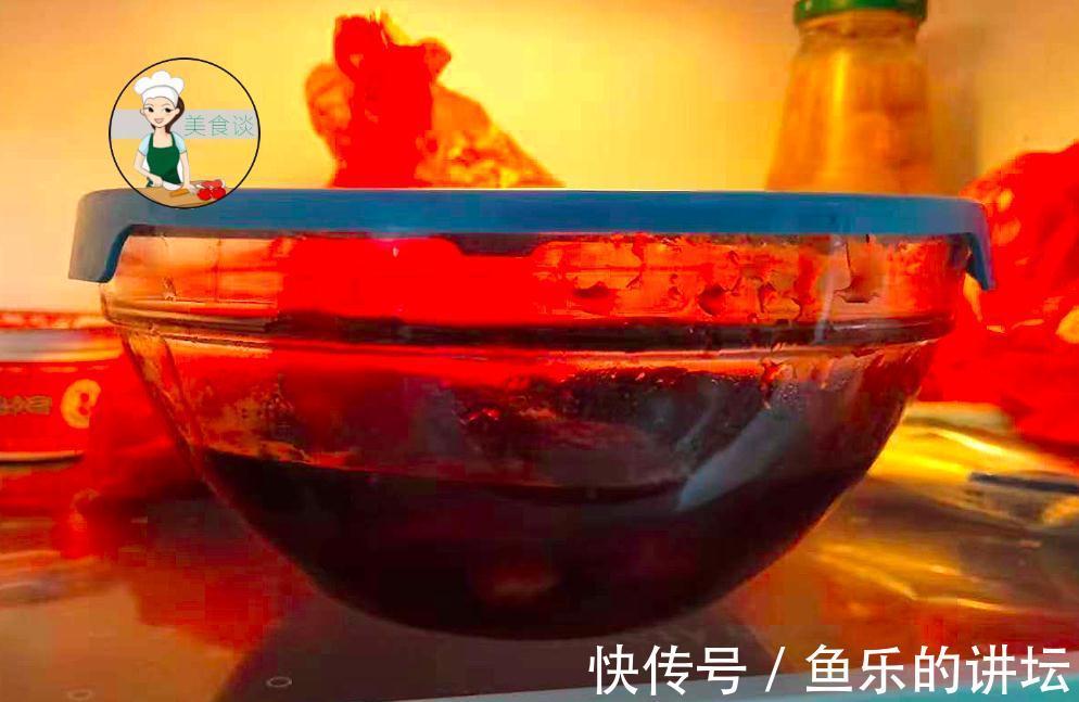 把梅头肉腌制一晚上，放进电饭锅，不加水直接焖，香到渣都不剩下