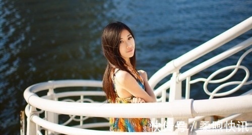 沉影@无力挥毫凝伫处,沉影寒潭月似钩;犹对孤灯语,泪眸飞溅一窗愁