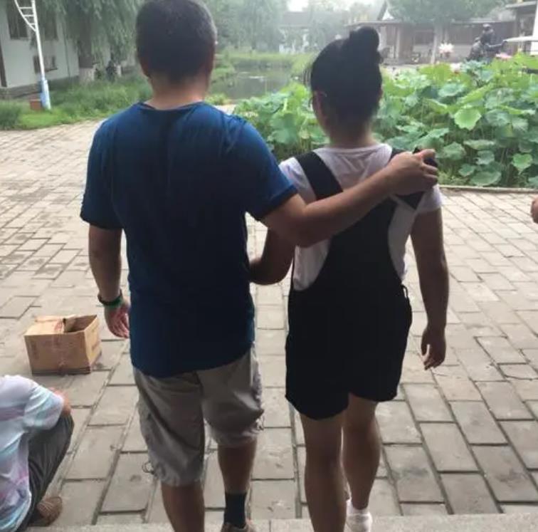 女孩|20岁女孩和爸爸开一间房,男朋友怒提分手,是谁三观不正?