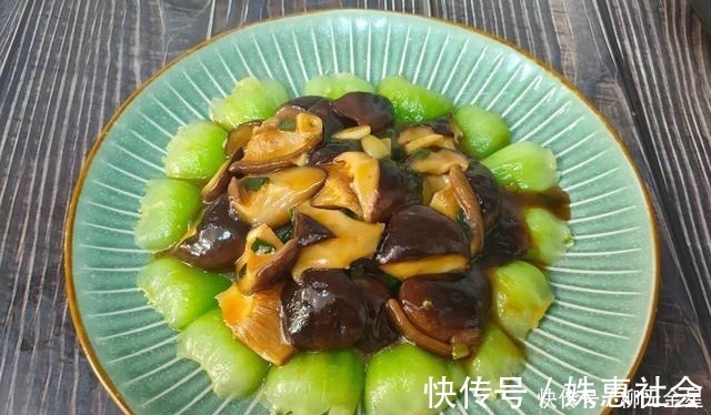 香菇|香菇和油菜是绝配，这样做好吃又好看，每次炒一盘，汤汁都不剩