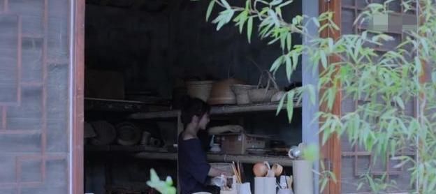  小房|走进李子柒的农家小房，卧室衣架都是树枝做的，生活也太原始了