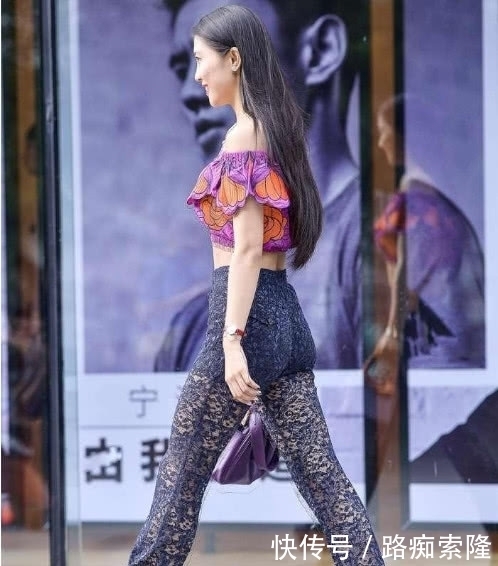 街拍美女:清凉女神逛街,满脸笑容很自信