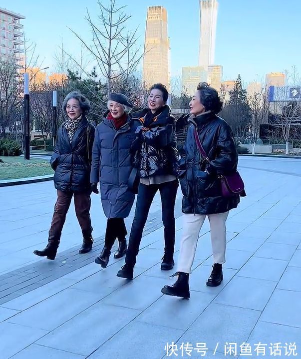 街拍|黑羽绒服怎么搭才好看?看70岁奶奶街拍就知道,白裤子最时髦上镜