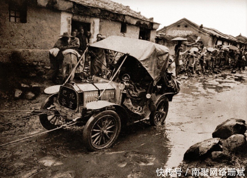 乞丐|清末民初的老照片：图三乞丐冻死街头，图七是大清朝最高的男人