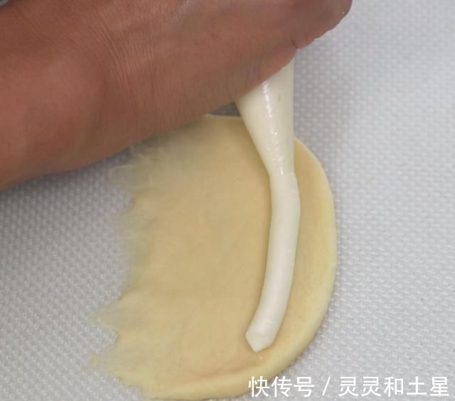 低筋面粉|夏天做面包,2个动作10分钟揉出手套膜,面包松软蓬松一次就成功!