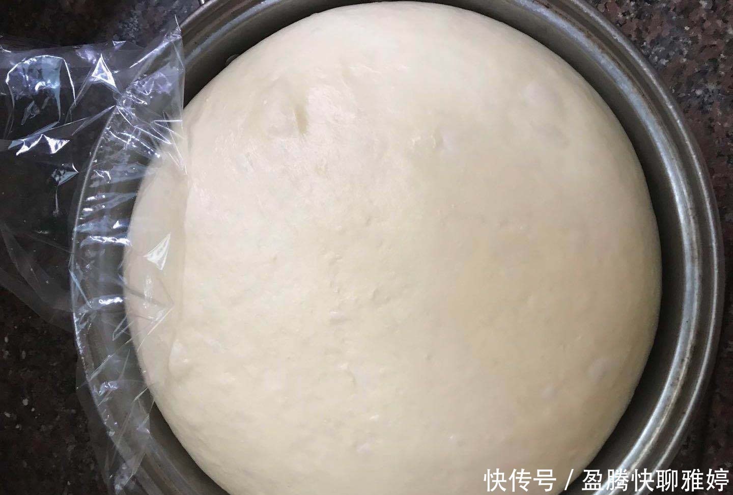 筋度|做面包时，不用烤箱，多加一步就能快速揉出膜，蒸好的面包松软拉
