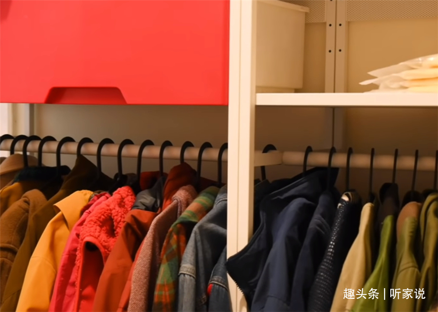 姑娘|“囤积癖”姑娘10㎡卧室，衣服堆积如山，3名整理师8小时打扫干净