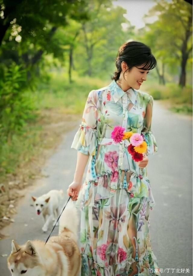 遛狗|52岁周涛去遛狗都穿这么美,印花连衣裙配鱼骨辫,显贵不止10倍