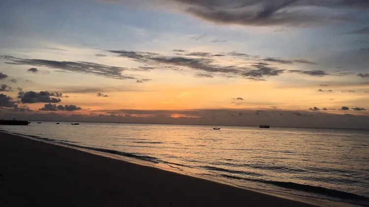 北海涠洲岛|【北海涠洲岛】特有的五色晚霞，马尔代夫式日出，徒步火山公园，梦幻天国教堂！