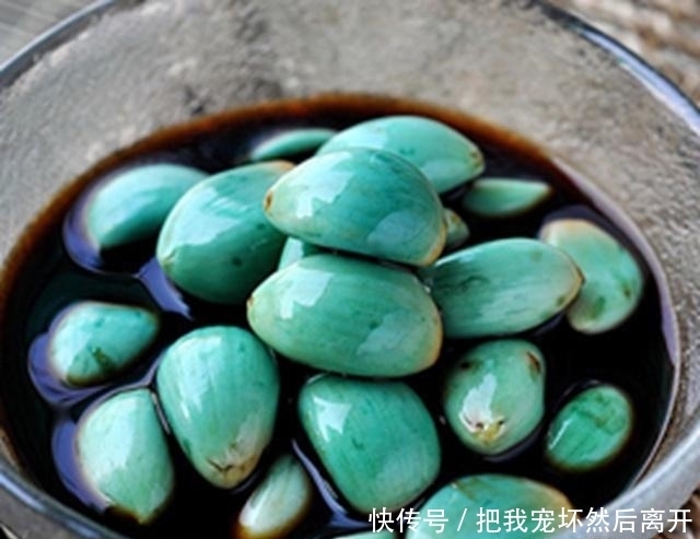 腊八|腌制腊八蒜时,多加一点它,让蒜又脆又绿!
