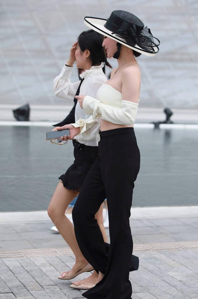 瑜珈裤|街拍美女:不止九分裤适合动态风格,5分长裤也可以,开启5分裤穿搭新模式