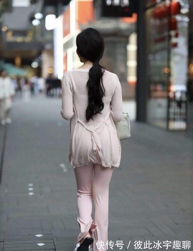 典雅|被实力圈粉!30岁女性选择“微喇裤”,洋气又高贵典雅,好美啊